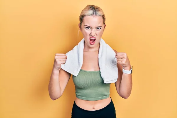 Spor Kıyafetleri Havlu Giyen Genç Sarışın Kız Öfkeyle Bağırırken Kızgın — Stok fotoğraf