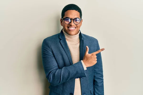 Jovem Hispânico Bonito Vestindo Roupas Elegantes Óculos Alegres Com Sorriso — Fotografia de Stock