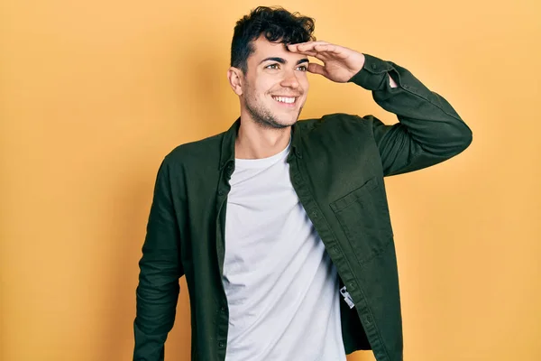 Gündelik Kıyafetler Giyen Genç Spanyol Adam Çok Mutlu Gülümsüyor Elleri — Stok fotoğraf