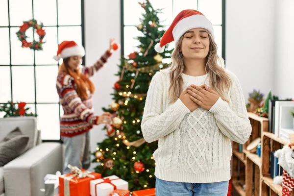 Bella Coppia Casa Piedi Accanto All Albero Natale Sorridente Con — Foto Stock