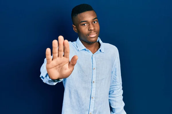 Joven Afroamericano Vestido Con Ropa Casual Haciendo Dejar Cantar Con — Foto de Stock