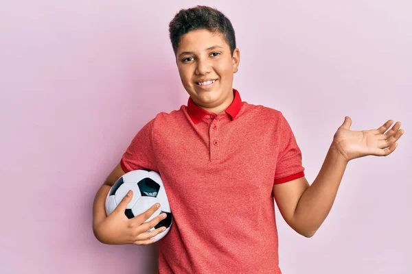 Подросток Латиноамериканец Держит Футбольный Мяч Празднуя Достижение Счастливой Улыбкой Выражение — стоковое фото