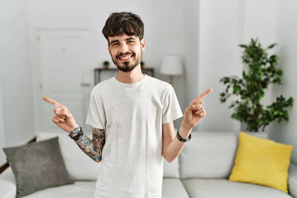 Uomo Ispanico Con Barba Salotto Casa Sorridente Fiducioso Punta Con — Foto Stock