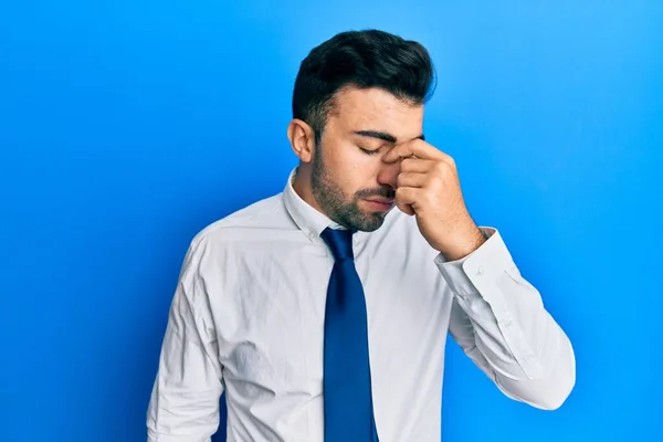 Giovane Uomo Ispanico Che Indossa Abiti Lavoro Stanco Sfregamento Naso — Foto Stock