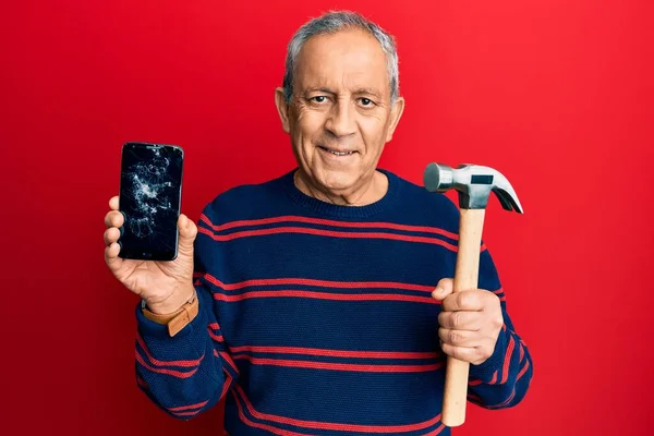 Yaşlı Spanyol Adam Elinde Kırık Bir Telefon Ile Kırık Bir — Stok fotoğraf