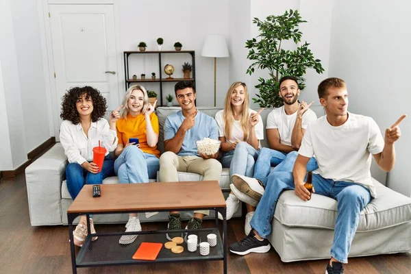 Gruppe Von Menschen Die Hause Auf Dem Sofa Sitzen Und — Stockfoto