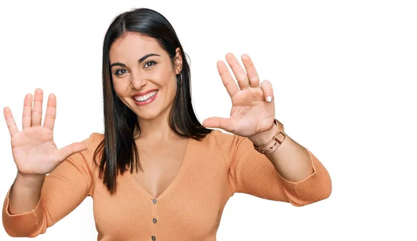 Junge Hispanische Frau Trägt Lässige Kleidung Und Zeigt Mit Finger — Stockfoto