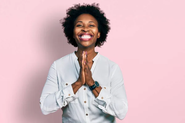 Africano Americano Mulher Com Cabelo Afro Vestindo Casual Shirt Branca — Fotografia de Stock