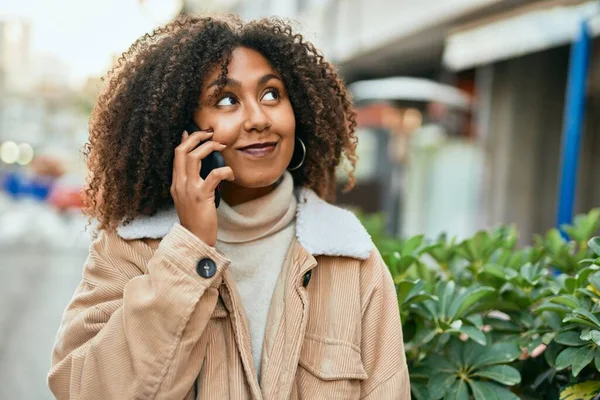 Mladý Africký Američan Žena Usměvavý Šťastný Mluvení Smartphone Městě — Stock fotografie