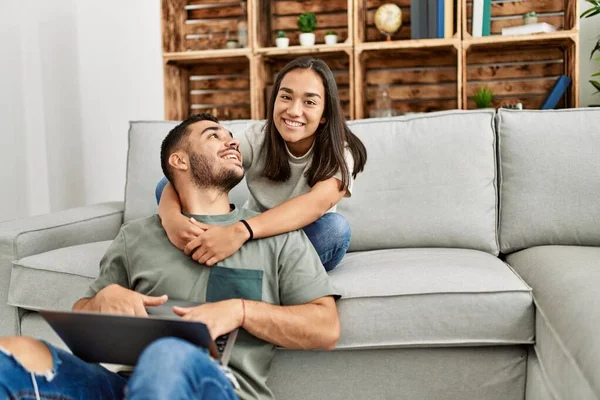 Young Latin Couple Smiling Happy Using Laptop Home — Stock Photo, Image