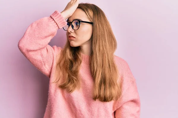 Mladá Blondýnka Oblečená Neformálním Oblečení Brýlích Překvapená Omylem Rukou Hlavě — Stock fotografie