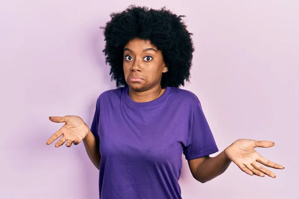 Jonge Afro Amerikaanse Vrouw Draagt Nonchalante Kleren Onwetend Verwarde Uitdrukking — Stockfoto