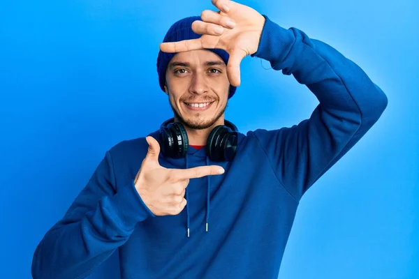 Joven Hispano Con Sudadera Auriculares Sonriendo Haciendo Marco Con Manos — Foto de Stock