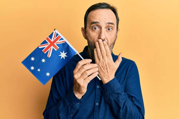 Homem Hispânico Meia Idade Segurando Bandeira Australiana Cobrindo Boca Com — Fotografia de Stock