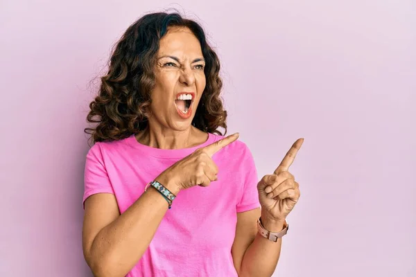 Orta Yaşlı Ispanyol Kadın Parmaklarını Kenarı Işaret Ediyor Kızgın Öfkeli — Stok fotoğraf