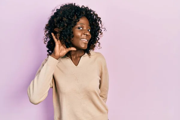 Jonge Afro Amerikaanse Vrouw Casual Kleding Lachend Met Hand Oor — Stockfoto