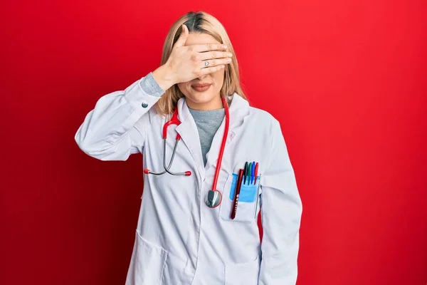Mladá Běloška Doktorské Uniformě Stetoskopu Usmívala Smála Rukou Tváři Aby — Stock fotografie