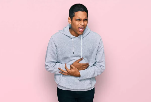 Junge Gut Aussehende Hispanische Mann Lässigem Sweatshirt Mit Der Hand — Stockfoto