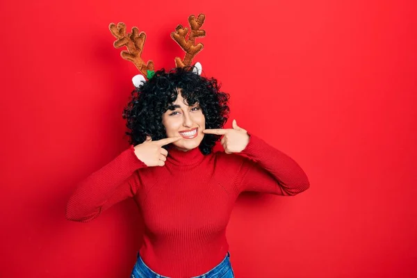 Jeune Femme Moyen Orient Portant Jolies Cornes Rennes Noël Souriant — Photo