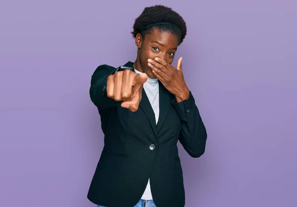 Mladá Africká Americká Dívka Obchodním Oblečení Smějící Vám Ukazující Prstem — Stock fotografie