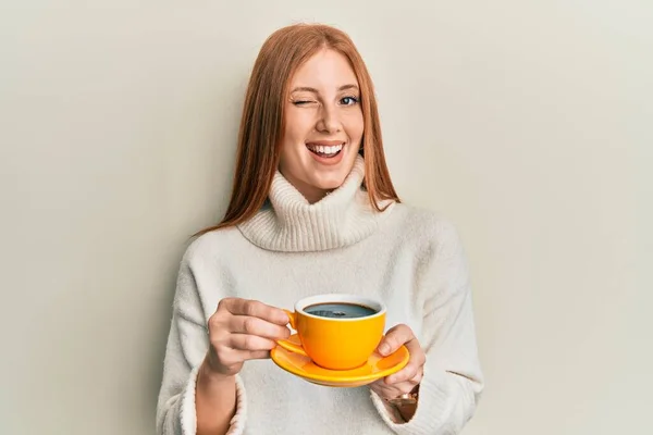 Joven Irlandesa Bebiendo Una Taza Café Guiñando Ojo Mirando Cámara — Foto de Stock