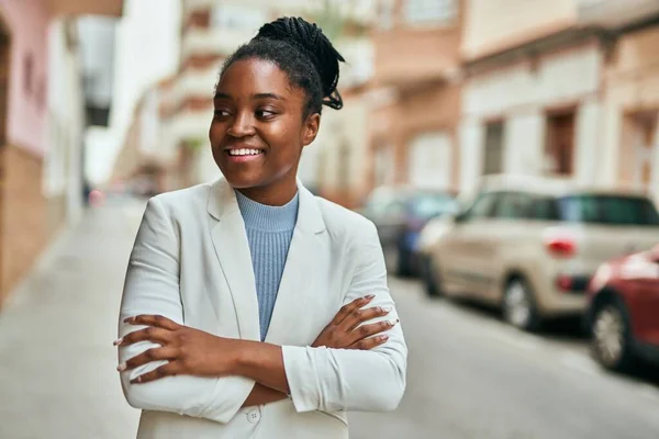 Młoda Afrykańska Bizneswoman Uśmiecha Się Szczęśliwa Ramionami Skrzyżowanymi Mieście — Zdjęcie stockowe