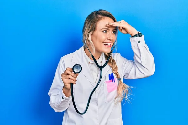 Krásná Mladá Blondýnka Lékař Žena Drží Stetoskop Velmi Šťastný Usmívá — Stock fotografie