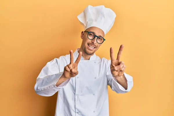 Plešatý Muž Plnovousem Profesionální Kuchařské Uniformě Usmívající Kamery Ukazující Prsty — Stock fotografie