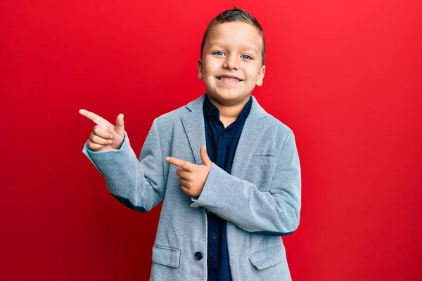 Μικρό Αγόρι Φοράει Κομψό Επαγγελματικό Σακάκι Χαμογελώντας Και Κοιτάζοντας Την — Φωτογραφία Αρχείου