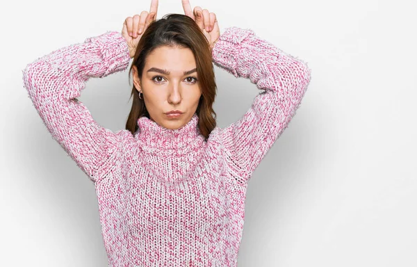 Gadis Muda Kaukasia Mengenakan Sweater Musim Dingin Wol Melakukan Gerakan — Stok Foto