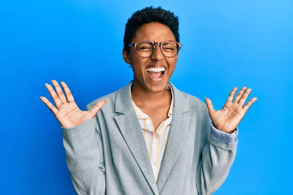 Chica Afroamericana Joven Con Chaqueta Negocios Gafas Celebrando Loco Loco —  Fotos de Stock