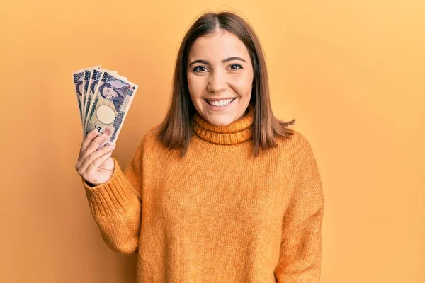 Elinde 5000 Japon Doları Tutan Genç Bir Kadın Pozitif Mutlu — Stok fotoğraf