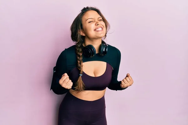 Junges Hispanisches Mädchen Sportbekleidung Und Kopfhörern Aufgeregt Für Den Erfolg — Stockfoto