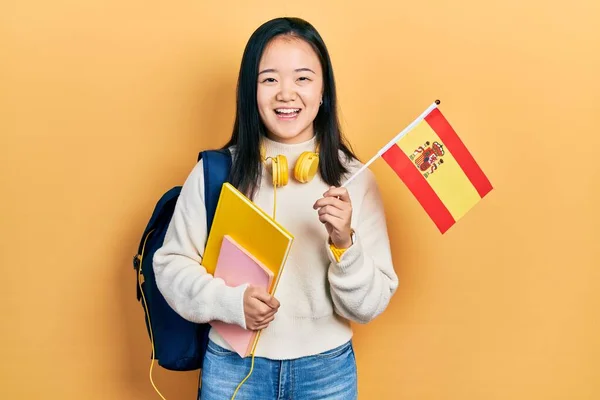 Joven Estudiante Intercambio Chicas Chinas Sosteniendo Bandera Española Sonriendo Riendo —  Fotos de Stock