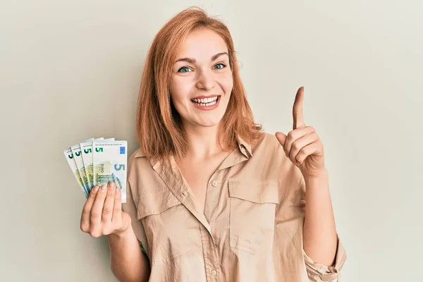 Joven Mujer Caucásica Sosteniendo Montón Billetes Euros Sonriendo Con Una —  Fotos de Stock