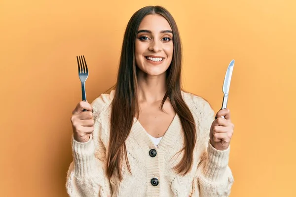 Linda Morena Jovem Segurando Garfo Faca Pronto Para Comer Sorrindo — Fotografia de Stock