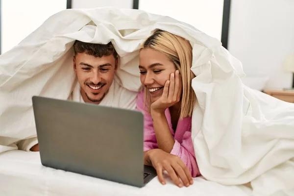 Jong Kaukasisch Paar Bedekking Met Laken Met Behulp Van Laptop — Stockfoto