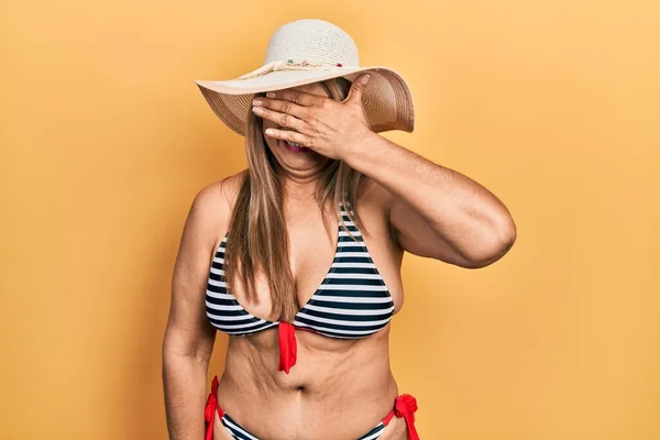 Középkorú Spanyol Bikiniben Nyári Kalapban Mosolygott Nevetett Arccal Befedő Szemmel — Stock Fotó