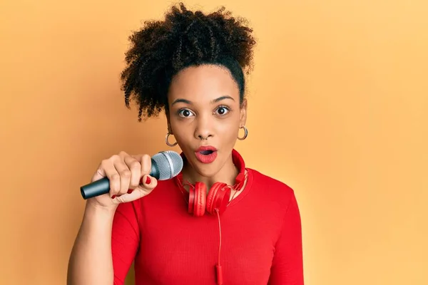 Ung Afrikansk Amerikansk Flicka Sjunger Sång Med Hjälp Mikrofon Och — Stockfoto