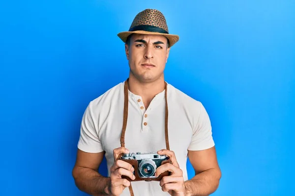 Hispanic Ung Man Som Håller Vintage Kamera Ledtrådar Och Förvirrade — Stockfoto
