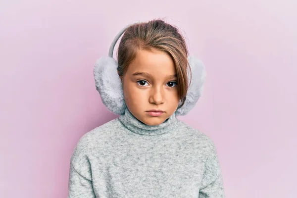 Μικρό Όμορφο Κορίτσι Που Φοράει Αφράτο Ακουστικό Χαλαρό Σοβαρή Έκφραση — Φωτογραφία Αρχείου