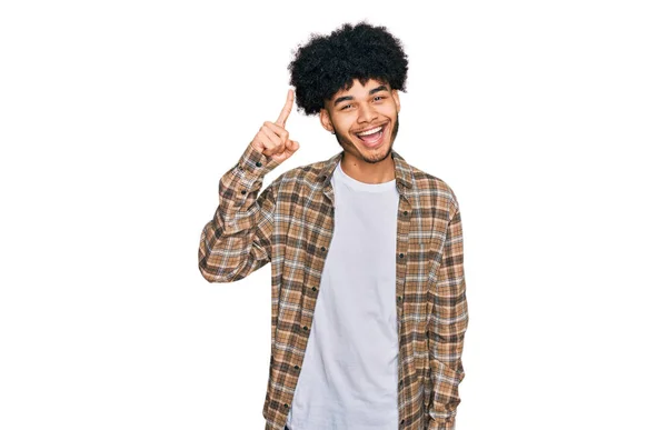 Jovem Afro Americano Com Cabelo Afro Vestindo Roupas Casuais Apontando — Fotografia de Stock