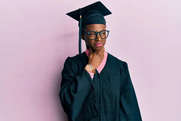 Νεαρή Αφροαμερικανή Που Φοράει Καπέλο Αποφοίτησης Και Επίσημη Ρόμπα Αγγίζοντας — Φωτογραφία Αρχείου