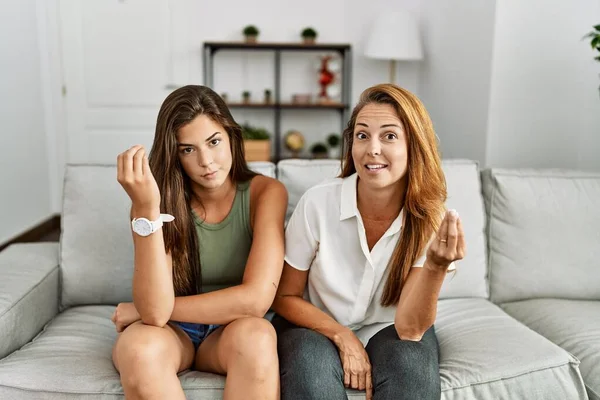 Moeder Dochter Samen Zitten Thuis Bank Italiaans Gebaar Maken Met — Stockfoto