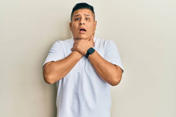 Young Latin Man Wearing Casual White Shirt Shouting Suffocate Because — Stock Photo, Image