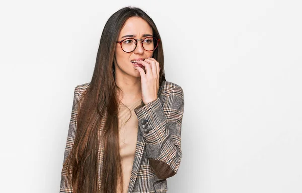 Junge Hispanische Mädchen Businesskleidung Und Brille Sehen Gestresst Und Nervös — Stockfoto