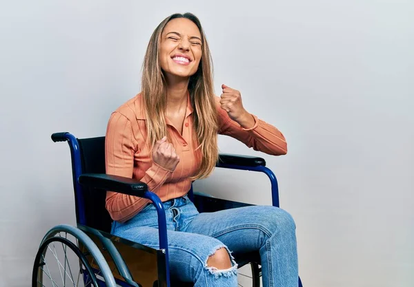 Tekerlekli Sandalyede Oturan Güzel Spanyol Kadın Şaşkınlık Şaşkınlık Içinde Kollarını — Stok fotoğraf