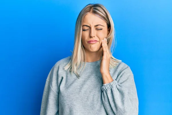 Bella Donna Bionda Che Indossa Abiti Casual Toccare Bocca Con — Foto Stock