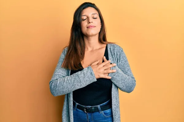 Hermosa Mujer Hispana Vistiendo Ropa Casual Sonriendo Con Las Manos — Foto de Stock