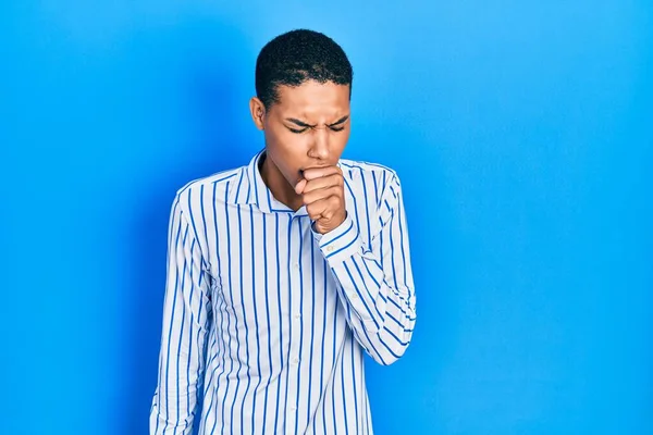 Mladý Afroameričan Neformálním Oblečení Necítí Dobře Kašle Jako Příznak Nachlazení — Stock fotografie